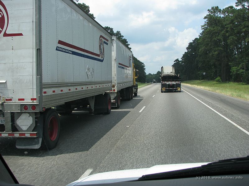 IMG_0987.JPG - Anyway, we're back on the road, running at 70 mph - but the road trains are still faster!