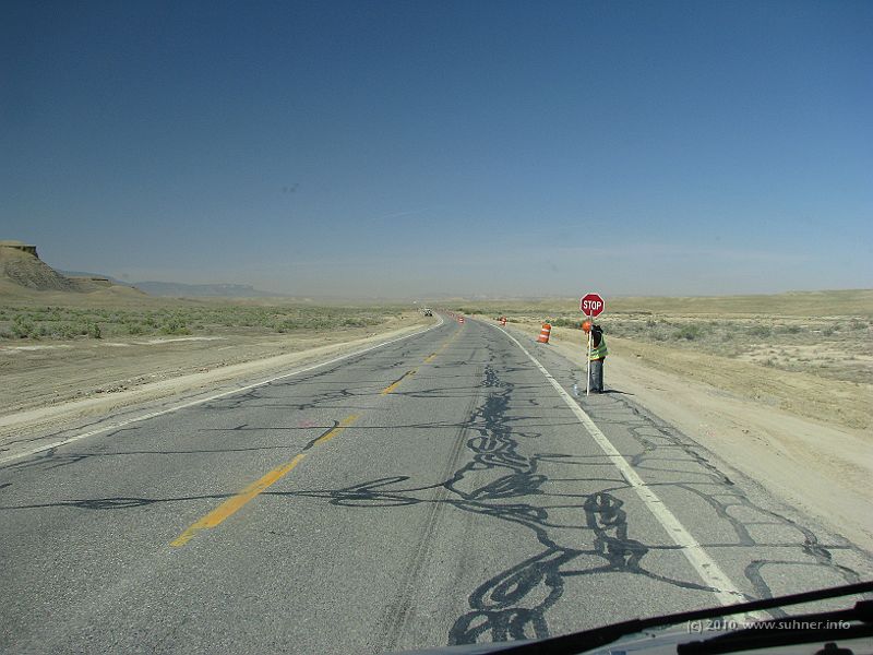 IMG_1417.jpg - And - in the middle of nowhere - a road worker. Nothing but flashing her Stop sign the whole day long at 45° Celsius...