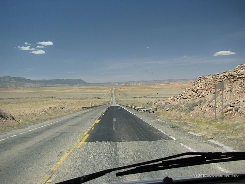 IMG_1479.jpg - ...and on we go - brownish grey again. Skies blue, temperature high, inhabitants: zero!