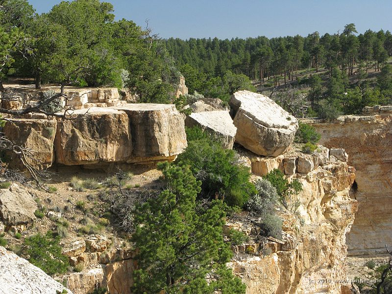IMG_1822.JPG - That envitingly slant loose rock - should I walk over and give it a push? Ok, I would need some help, but I'm all alone here. North Rim is spectacular but not crowded (even less bejond the fences).