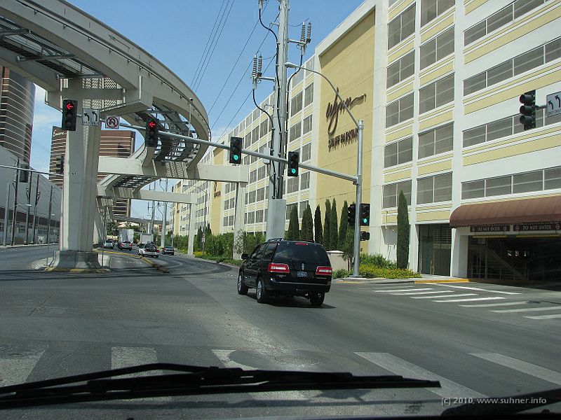 IMG_2010.JPG - A propos size: the whole (!) building to the right is staff parking for Wynn/Encore!!!