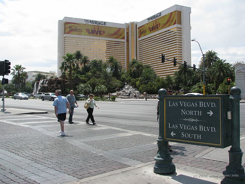 IMG_2011.JPG - Just passed underneath the Venetian with my Mobile Home - seems to be slightly unusual for large vehicles but a great way to enter Las Vegas Blvd.