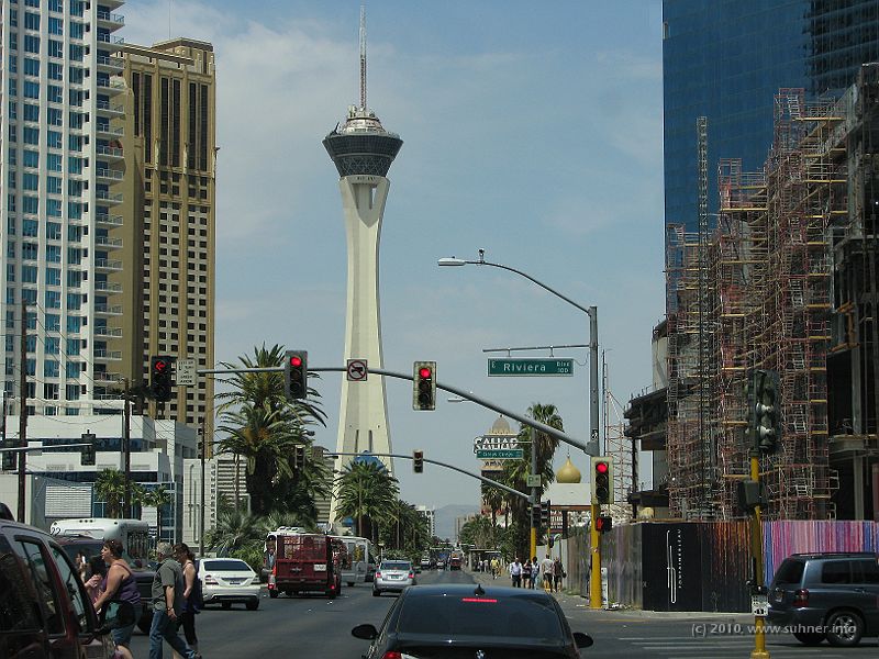 IMG_2016.JPG - They do have some rollercoaster stuff on the top of this tower. They just swing that stuff outside and you're hanging in free air...