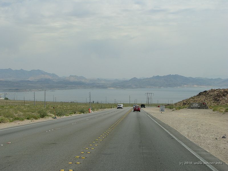 IMG_1980.JPG - And a glimpse of the lake that is responsible to produce enough energy for this crazy town.