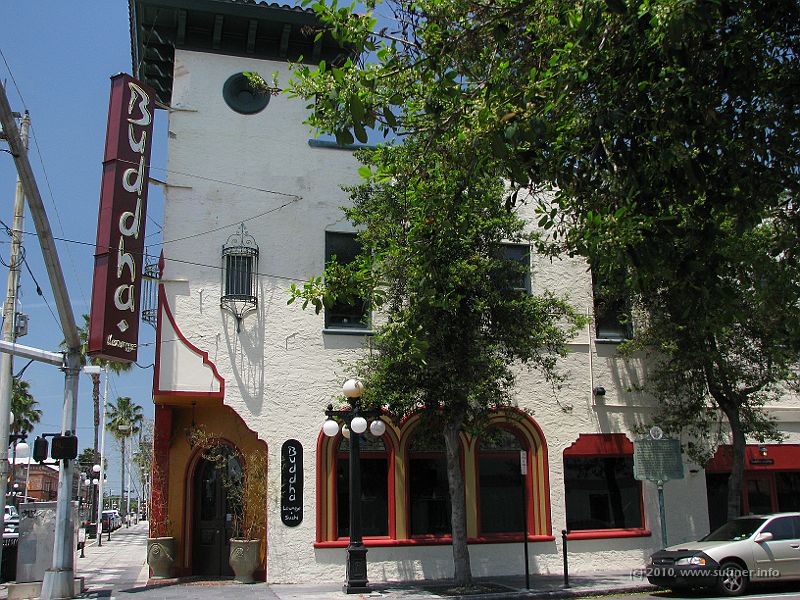 IMG_2426.JPG - ...The funky people spend some time in the buddha lounge...